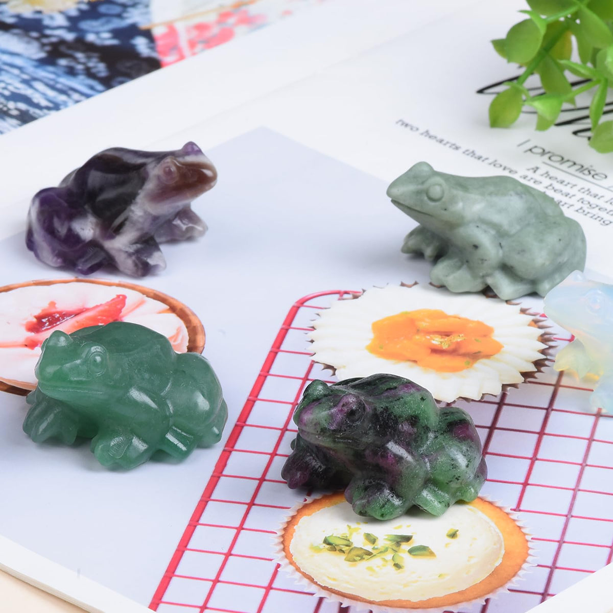 QLRSUXN 2 Inch Green Jade Frog Crystal Figurine,Frog Gifts Healing Crystal Decor,Frog Garden Statue Stone Energy Gemstones, in Bedroom Office Christmas Meditation Gifts Aquarium Decoration