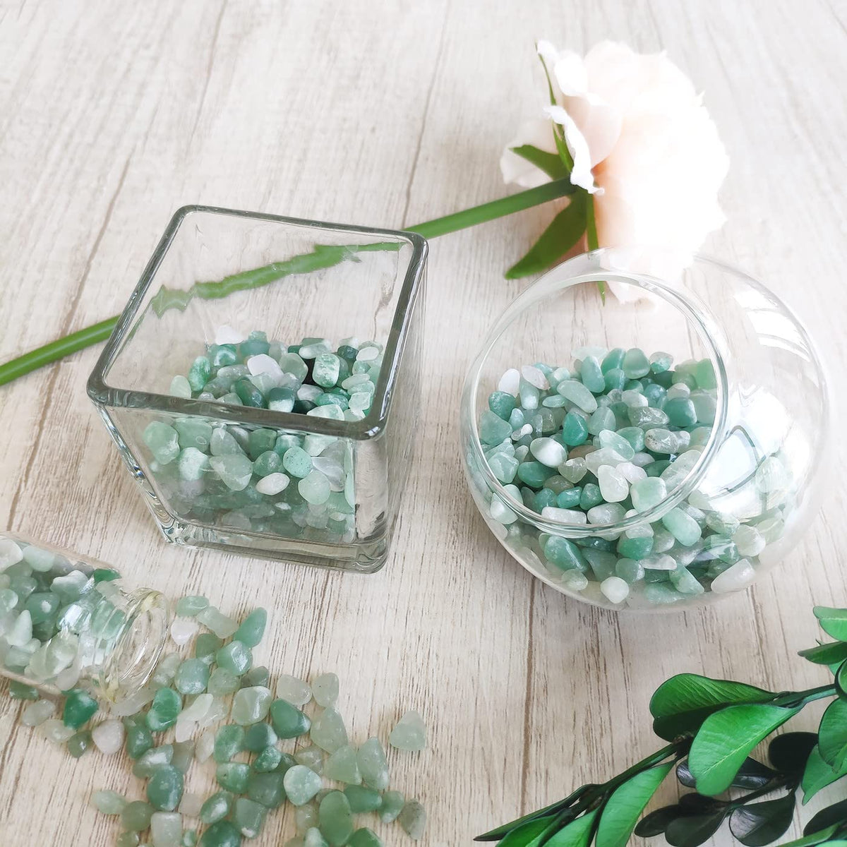 ZHIYUXI Green Aventurine Crystal Chips Bulk Fish Tank Gravel Vase Filler Stones Bulk Crushed Crystals Gemstone Polished Natural Quartz Stone Healing Crystals Glass Stones Fish Rocks