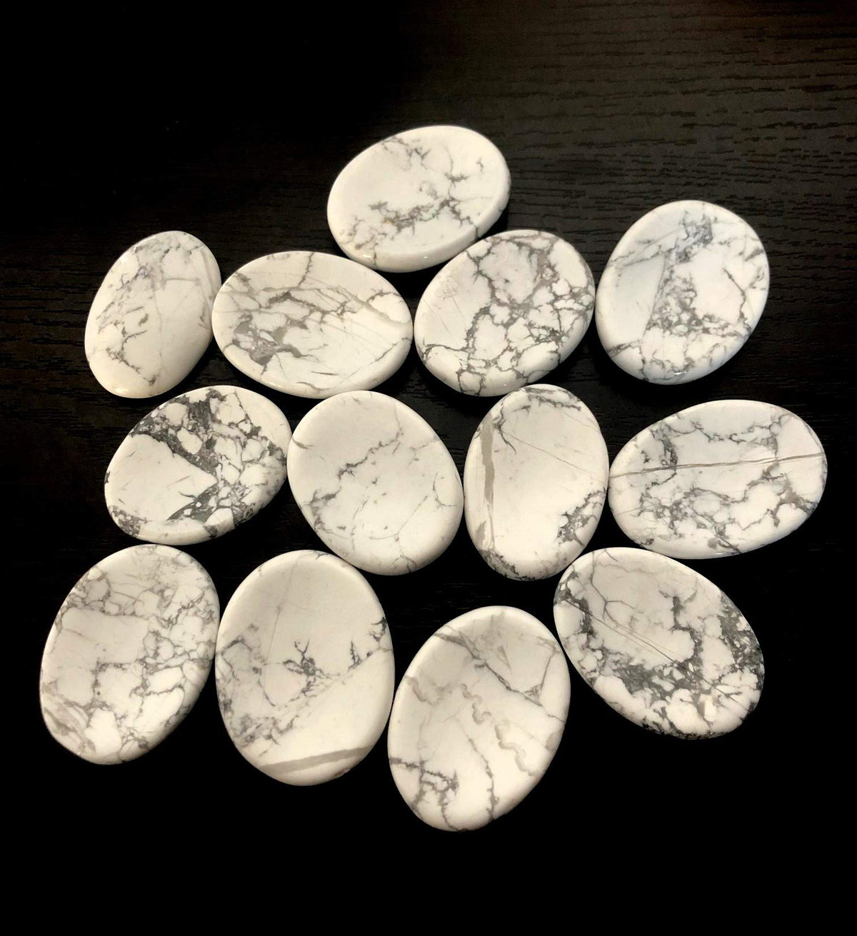 crystalmiracle Beautiful Howlite Gemstone Single Worry Stone Crystal Healing Reiki Positive Energy Thumb Stone Feng Shui Peace Spiritual Wisdom Love Relationship Meditation Gemstone