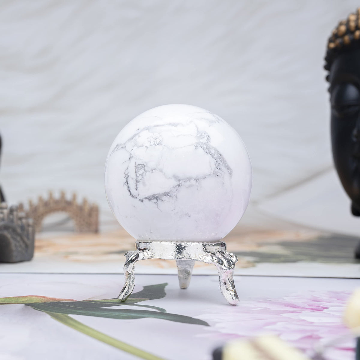 Crocon 45mm Howlite Stone Sphere Ball with Metal Stand 1400+ Carats Gemstone Ball Healing Sphere Sculpture Figurine for Fengshui Divination Home Decoration Photography Crystal Sphere