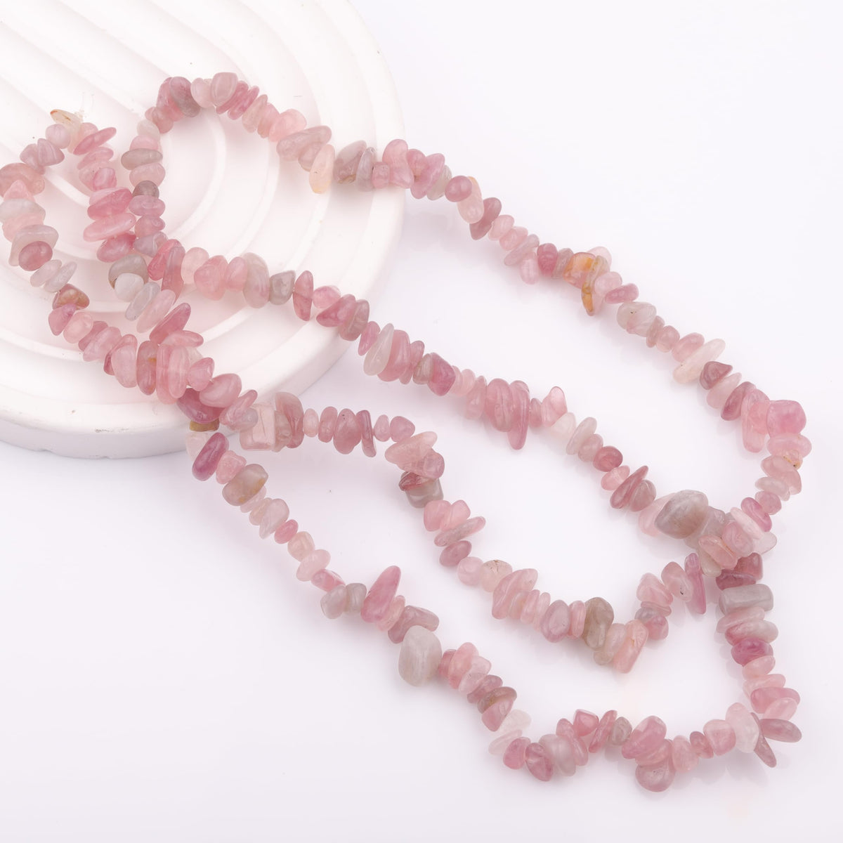 200pcs Natural Irregular Chip Stone Beads 5-8mm Pre-Drilled 30-inch Strand Semi-Precious Healing Crystal Beads for DIY Jewelry Making Bracelet Chakra Crafts Madagascar Rose Quartz