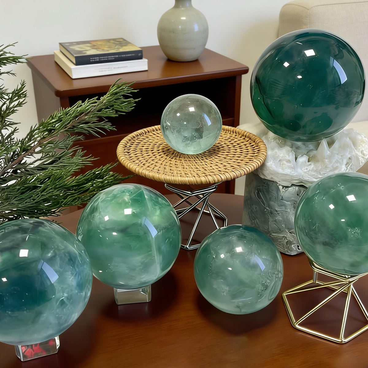 AierCrystal Natural Stone Crystal Sphere Feng Shui Home Decoration Ball Positive Energy Scrying Orb for Meditation Tool for Spiritual Space Purification Globe Diameter 5-6cm Green Fluorite Sphere
