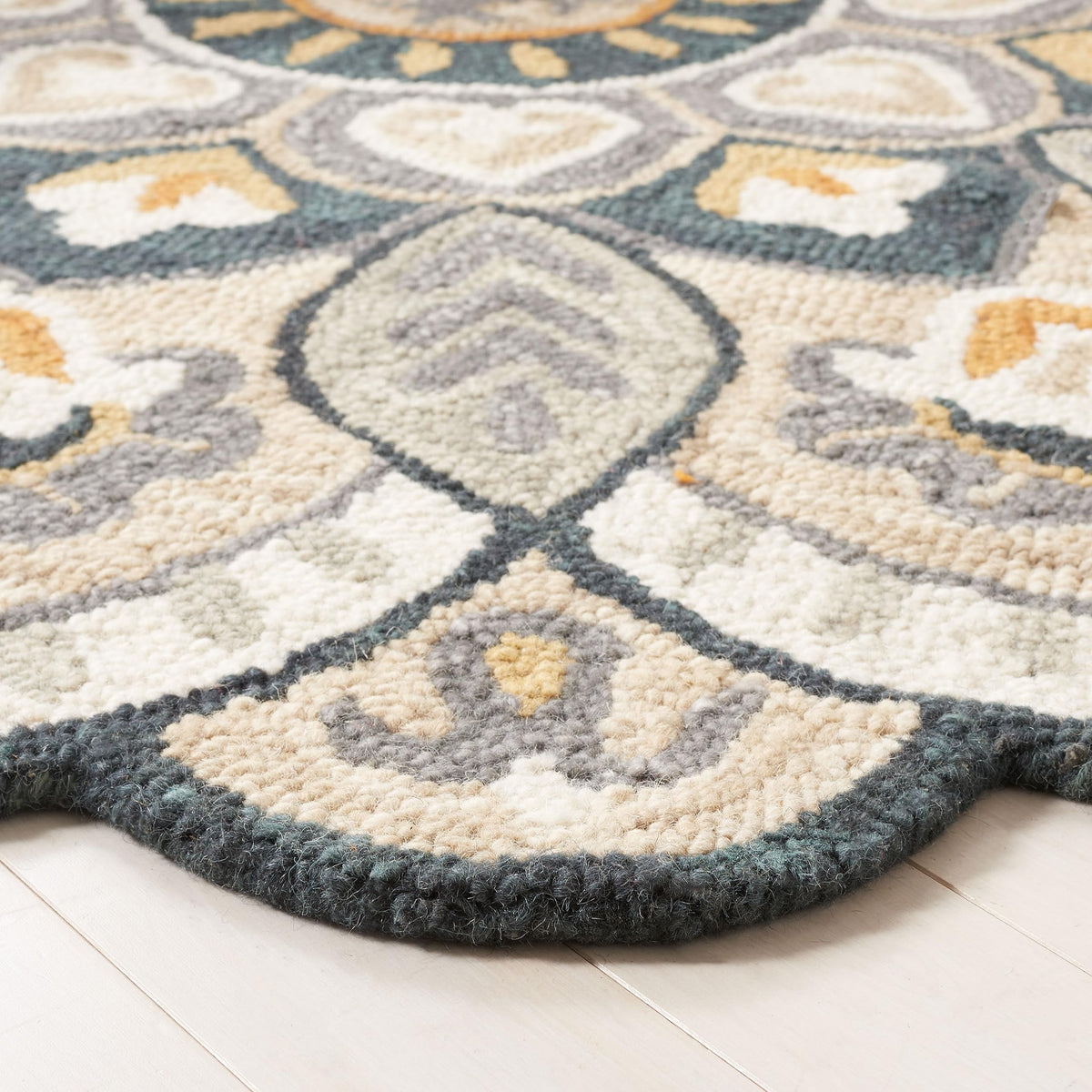 SAFAVIEH Novelty Collection Area Rug - 8' Round, Beige & Navy, Handmade Boho Floral Rustic Country Wool, Ideal for The Living Room, Dining Room, Bedroom (NOV604B-8R)