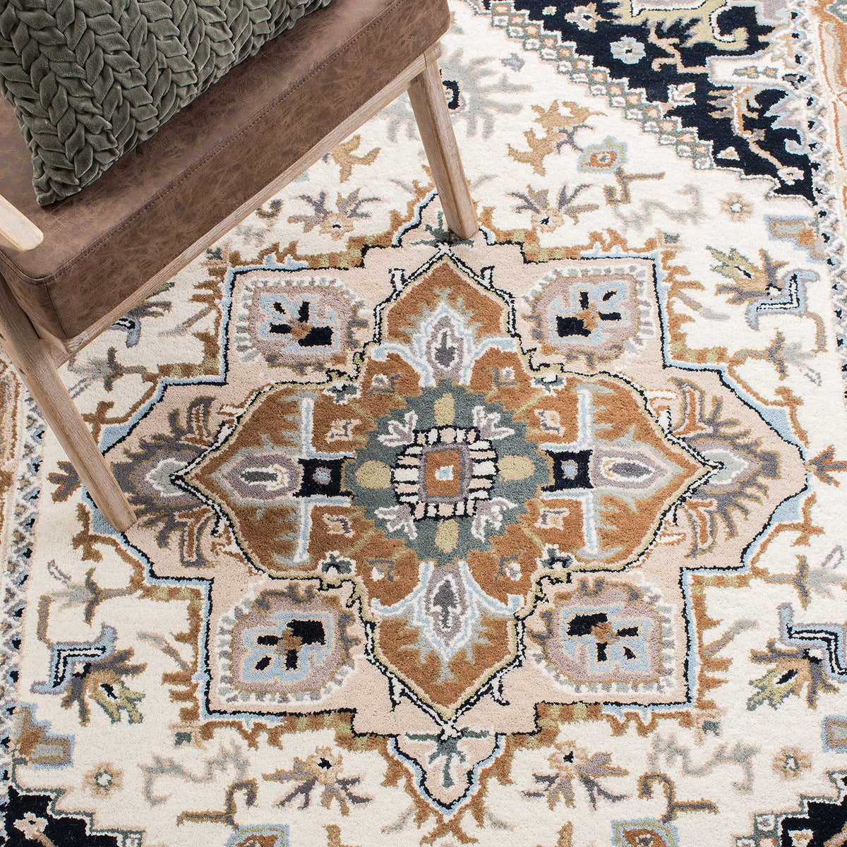 SAFAVIEH Area Rug 10x14 - Heritage Collection - Large - Beige & Navy, Handmade Wool, Traditional Oriental Medallion Design, Ideal for Living Room, Bedroom, Dining Space (HG625D)