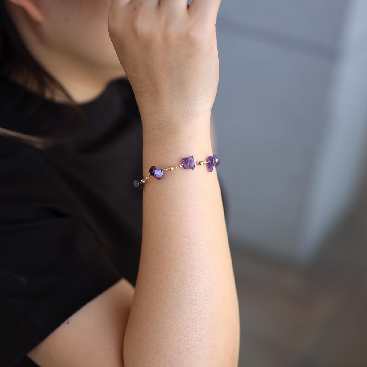 Jewever Chip Tumbled gems Bracelets for Women Copper Plated 14k Gold Chain Healing Crystals and Gemstones Bracelet Birthday Stone Gifts (Amethyst)