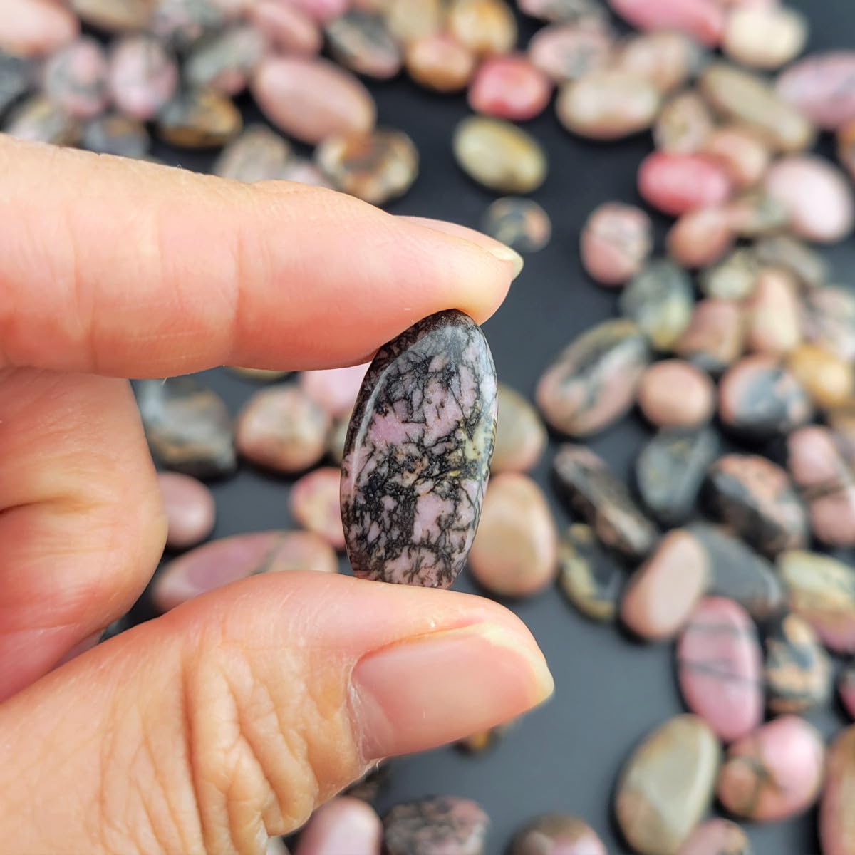 1,000 Carats Rhodonite Handpicked Tumbled Stones Crushed Crystals 0.2''-0.5'' Bulk Pocket Stones for Healing, Reiki, Meditation, Witchcraft and Home Decorations (Rhodonite)