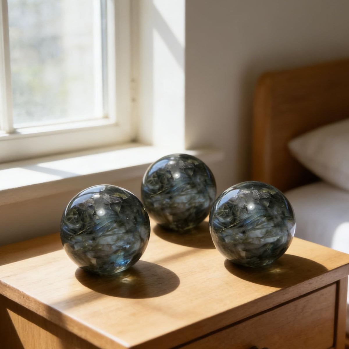 AierCrystal Natural Stone Crystal Sphere Feng Shui Home Decoration Ball Positive Energy Scrying Orb for Meditation Tool for Spiritual Space Purification Globe Diameter 5-6cm Labradorite Sphere