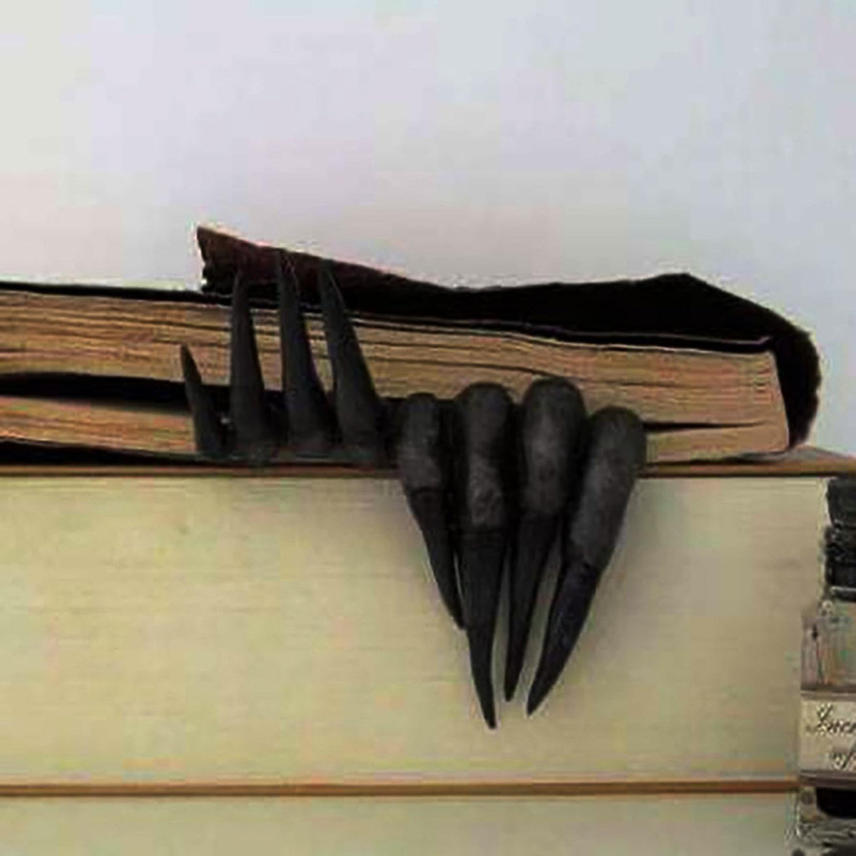 visdron Scary Ghost Hands Bookshelf Room Decor, Halloween Indoor Decorations for Bookshelf, Gothic Demon Claws Bookmarks Decorations Halloween Room Decor, Black