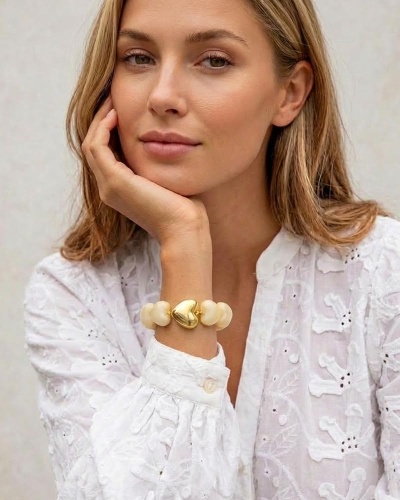 FAUTHENTICUTE Chunky White Beaded Bracelet for Women Heart-shaped Acrylic Resin Bead Bracelet With A Puffy Gold Heart Cute Boho Stretch Bracelets For Summer/Holiday/Vacation