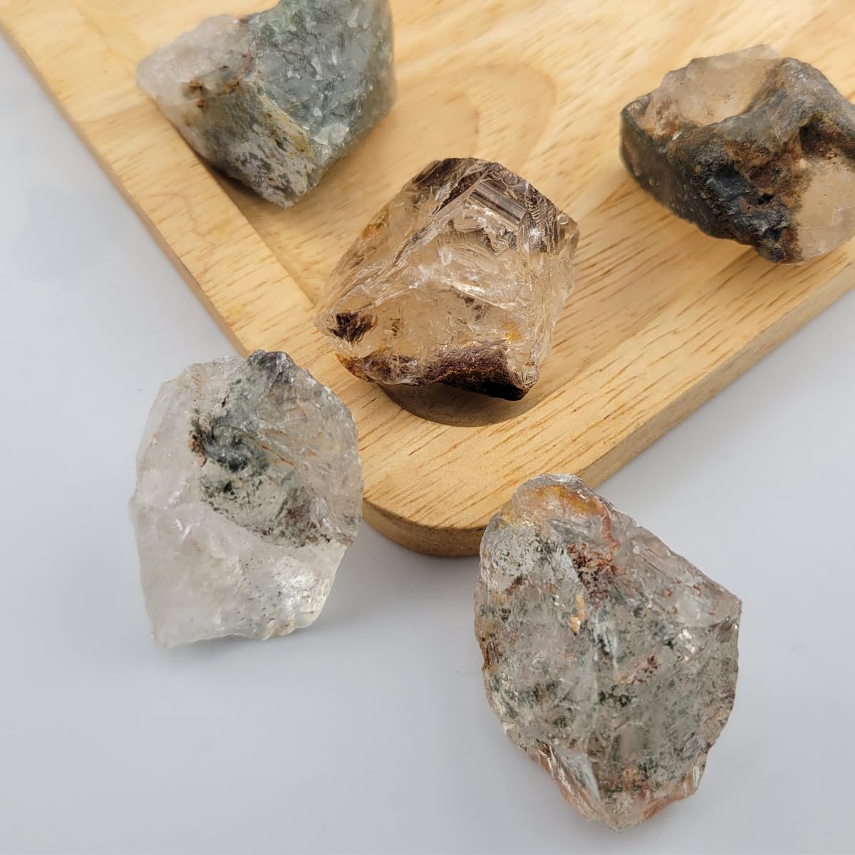 3-5Pcs Natural Raw Crystals 1''-2'' Rough Stones Rocks for Tumbling Polishing Cabbing Gemstones Crystals and Healing Stones for Wicca Reiki,Fountian Rocks for Decorations (Ghost Phantom Quartz)