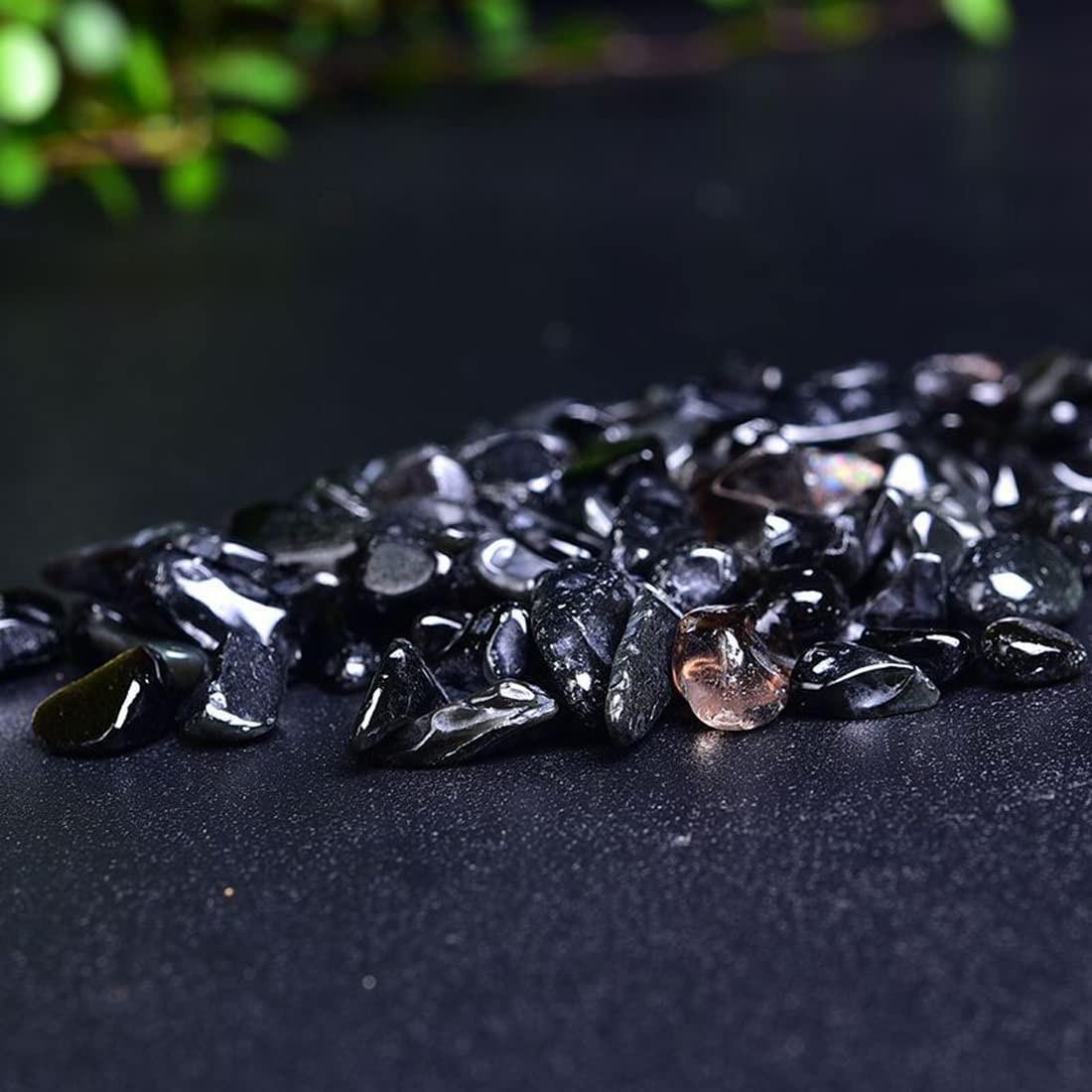Natural Black Obsidian Tumbled Chips Crushed Crystal Stone, 7-9mm Polished Healing Crystal Chips Healing Reiki Crystal Jewelry Making Home Decoration