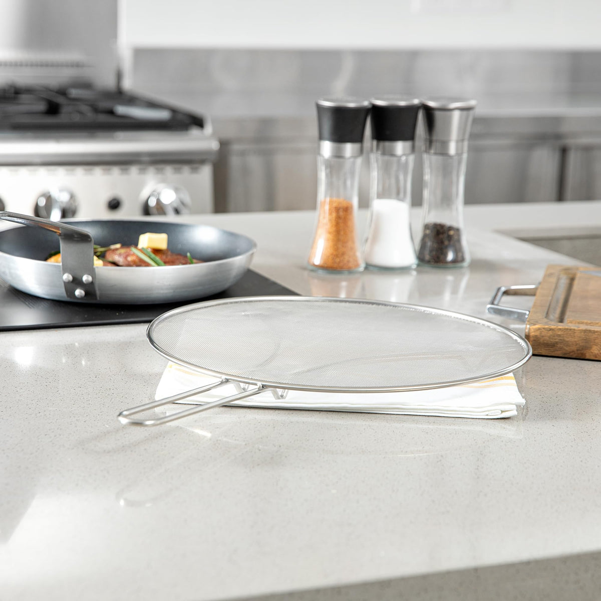 Restaurantware Splatter Screen 1 Count 13" Fine Mesh Cover Stainless Steel Splatter Guard with Resting Feet Cooking Protector for Frying Pan, Cooking Pots, Saute, Grease and Oil, Kitchen Tool
