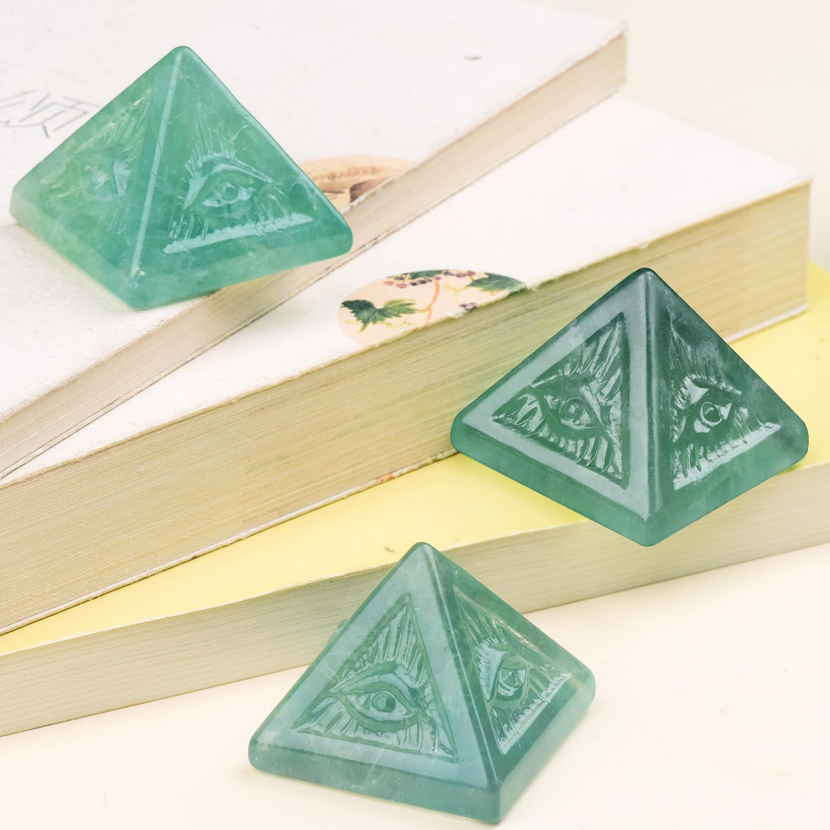 QLRSUXN Fluorite Healing Crystal Pyramid,Natural Stone Green Pyramid for Meditation, Reiki Energy, Chakra Balancing,Energy Enhancement Great Gift for Home Decor, Office Desk, and Spiritual Practices