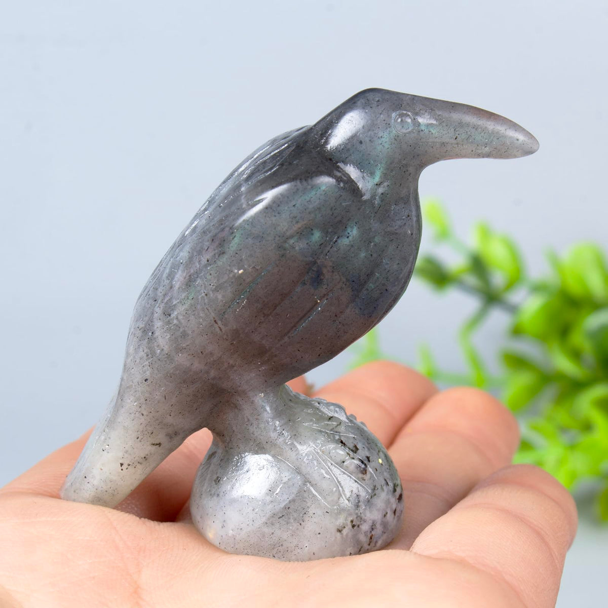 QLRSUXN Natural Labradorite Raven Figurines,2 Inch Healing Crystal Animal Statues,Lucky Guardian Pocket Crow Figurines as Women’s Gifts,Raven Statues for Office Home Decor and Ornament.