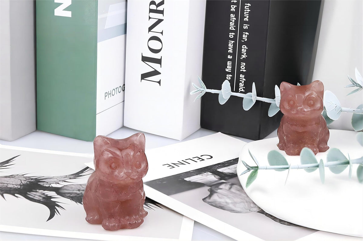 QINJIEJIE Strawberry Quartz Cat Crystals Figurines Carved Stone Healing Crystal Gemstone Sculpture Home Office Decoration Sitting Cat Statue Gifts for Women