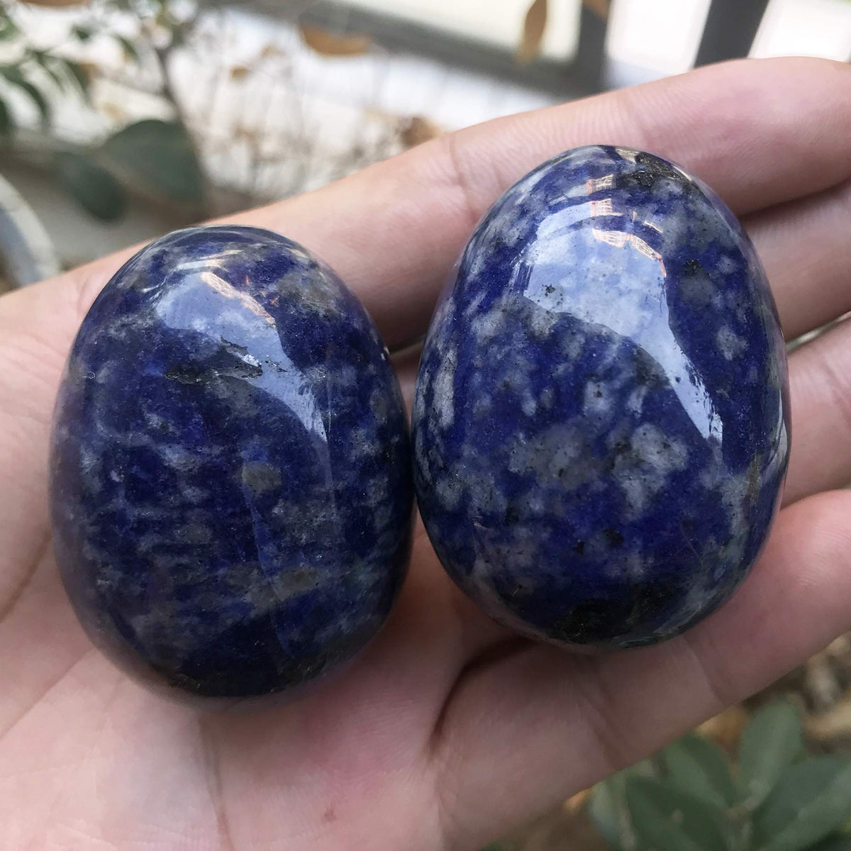 Fekuar Stone Egg Figurine, Polished Healing Crystal Easter Eggs Sphere Sculpture with Wood Stand, Natural Sodalite, 1.8"