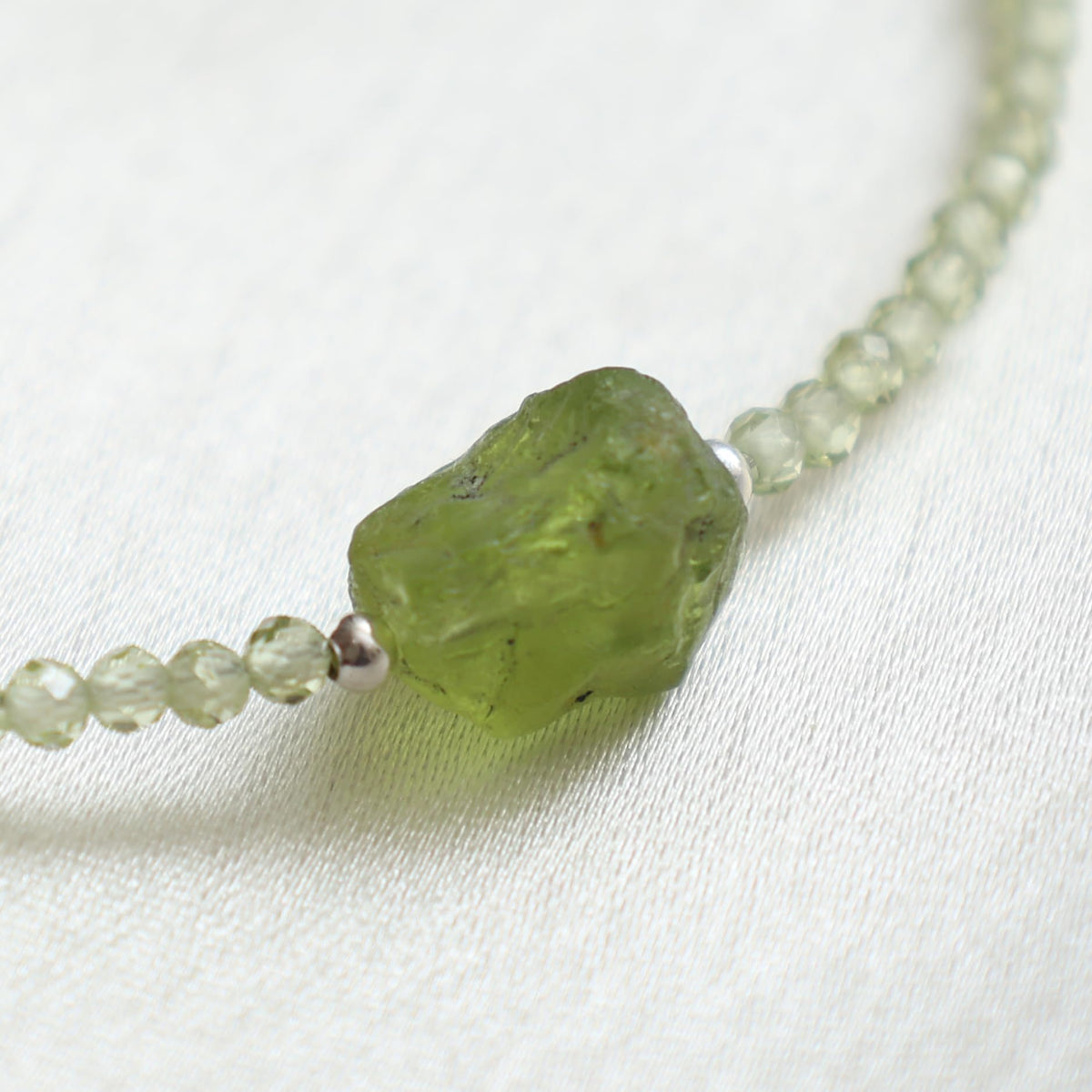 Gempires Natural Green Peridot Beads Bracelet with Raw Peridot Stone Jewelry August Birthstone Gemstone Gifts For Women Silver Plated 8 Inch Adjustable Chain