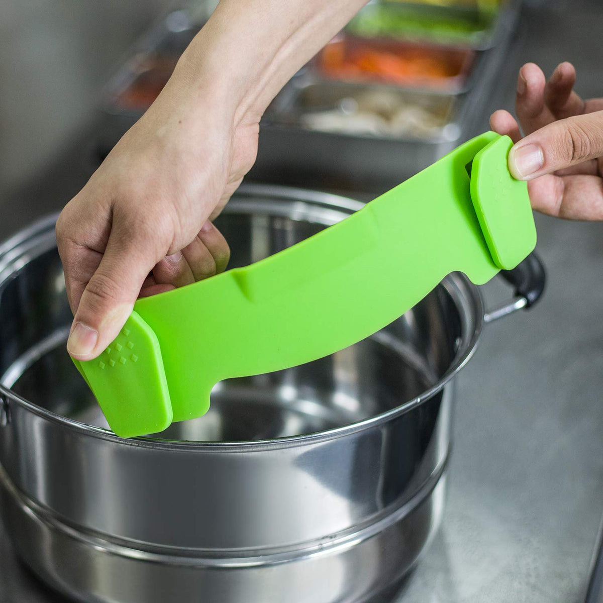 2PACK AUOON Clip on Strainer for All Pots Pans - Silicone Pasta Strainer Kitchen Colander for Draining Noodles Spaghetti Ground Beef Grease｜Easy to Use and Store, Dishwasher Safe (BlackGreen)