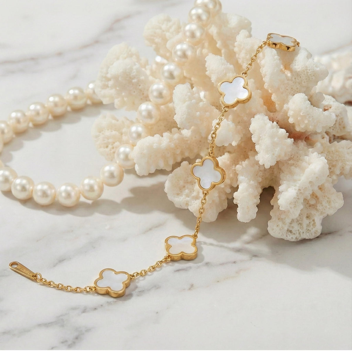 zofanvo Four Leaf Clover Bracelets 18K Gold Plated Lucky Bracelet for Women White Flower Leaf Link Lucky Bracelet Trendy Jewelry Gifts Valentine's Day/Wedding Gifts for Women-Love You Card