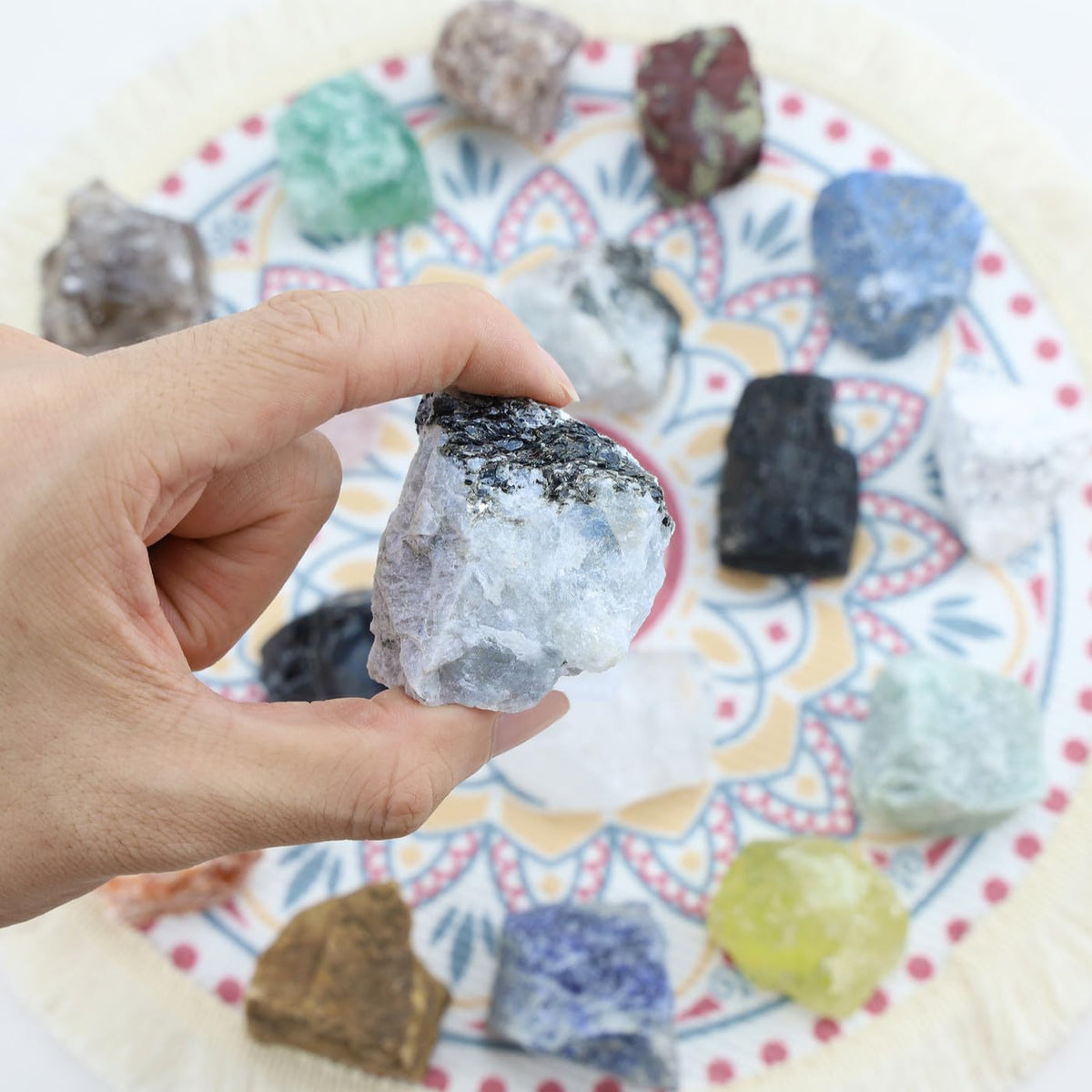 NUKAYAI 2Pcs Moonstone Crystals 1.8-2.2" Large Raw Crystals and Healing Stones Rough Rocks for DIY Wrapping Wire Cabbing Gifts Fountain Decoration Polishing Wicca Reiki Natural Rainbow Moonstone Rock