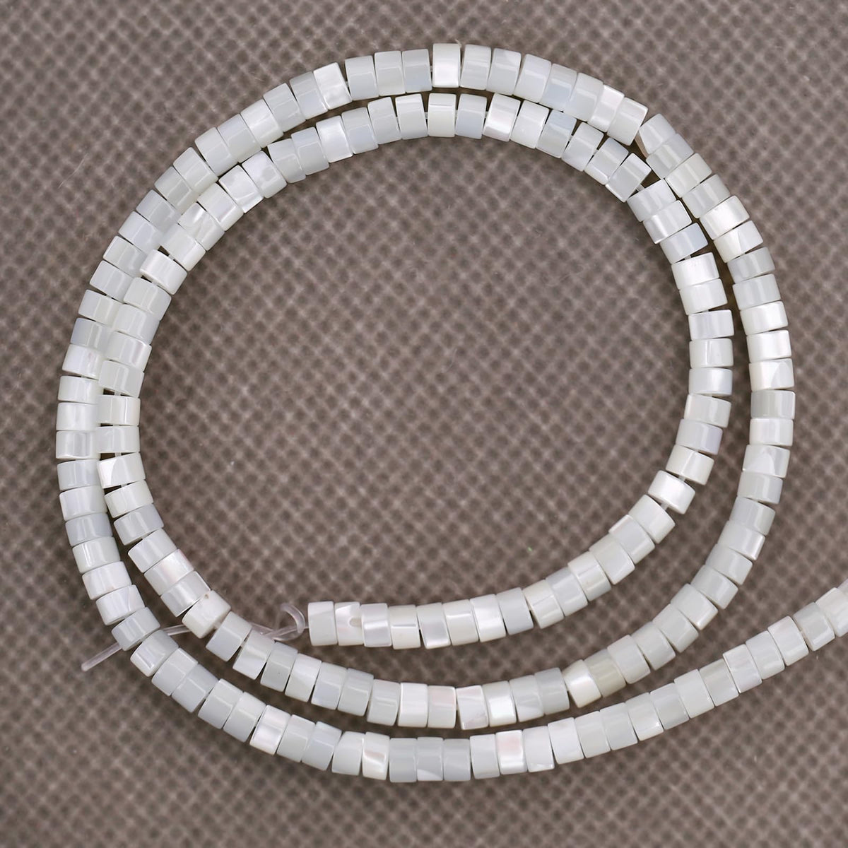 BONNY BOXX 150PCs Natural White Shell Spacer Beads, Loose Semi Precious Flat Round Gemstone Heishi Disc Stone Beads for Beading Jewelry Making 4mm*2mm