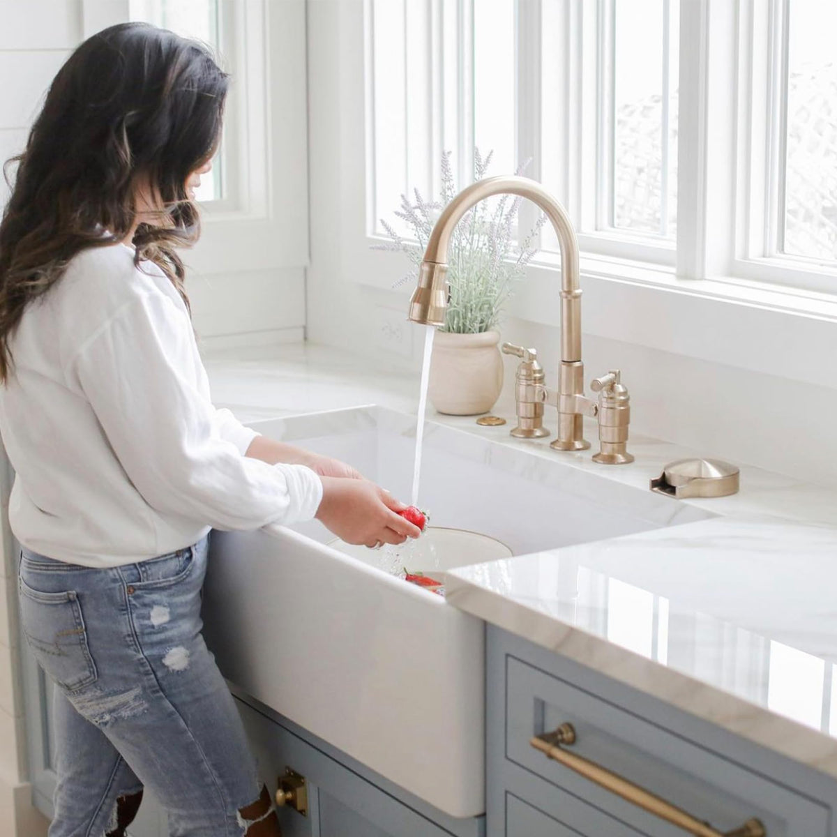 Sinkology Austen 33 Inch Farmhouse Sink White Fireclay Apron Front Single Bowl – Deep Basin, Undermount, Fits 36 Inch Cabinet