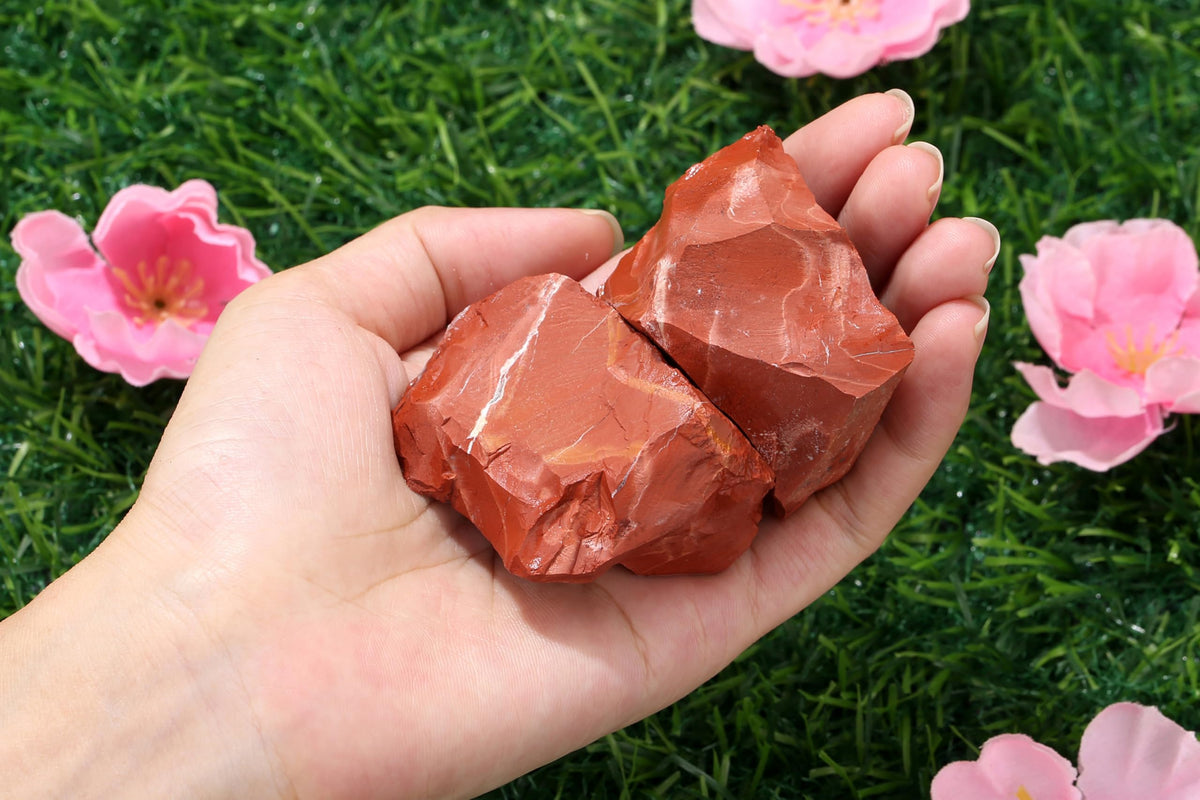 QINJIEJIE Red Jasper 2PCS Raw Crystals 1.8-2.2'' Natural Crystals Healing Stones Bulk Large Stones for Tumbling Fountain Rocks Polishing Handmade DIY Decoration Gifts