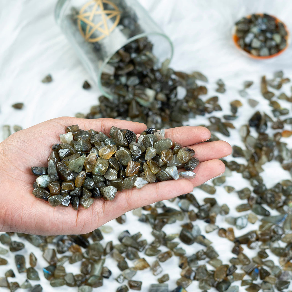Crocon 1/2 LB Crushed Labradorite Chips Bulk Stones 1100+ Carats Natural Quartz Pieces Irregular Shape Gemstones for House Warming Gifts New Home & Chakra Healing Crystals Home Décor Gifts for Women