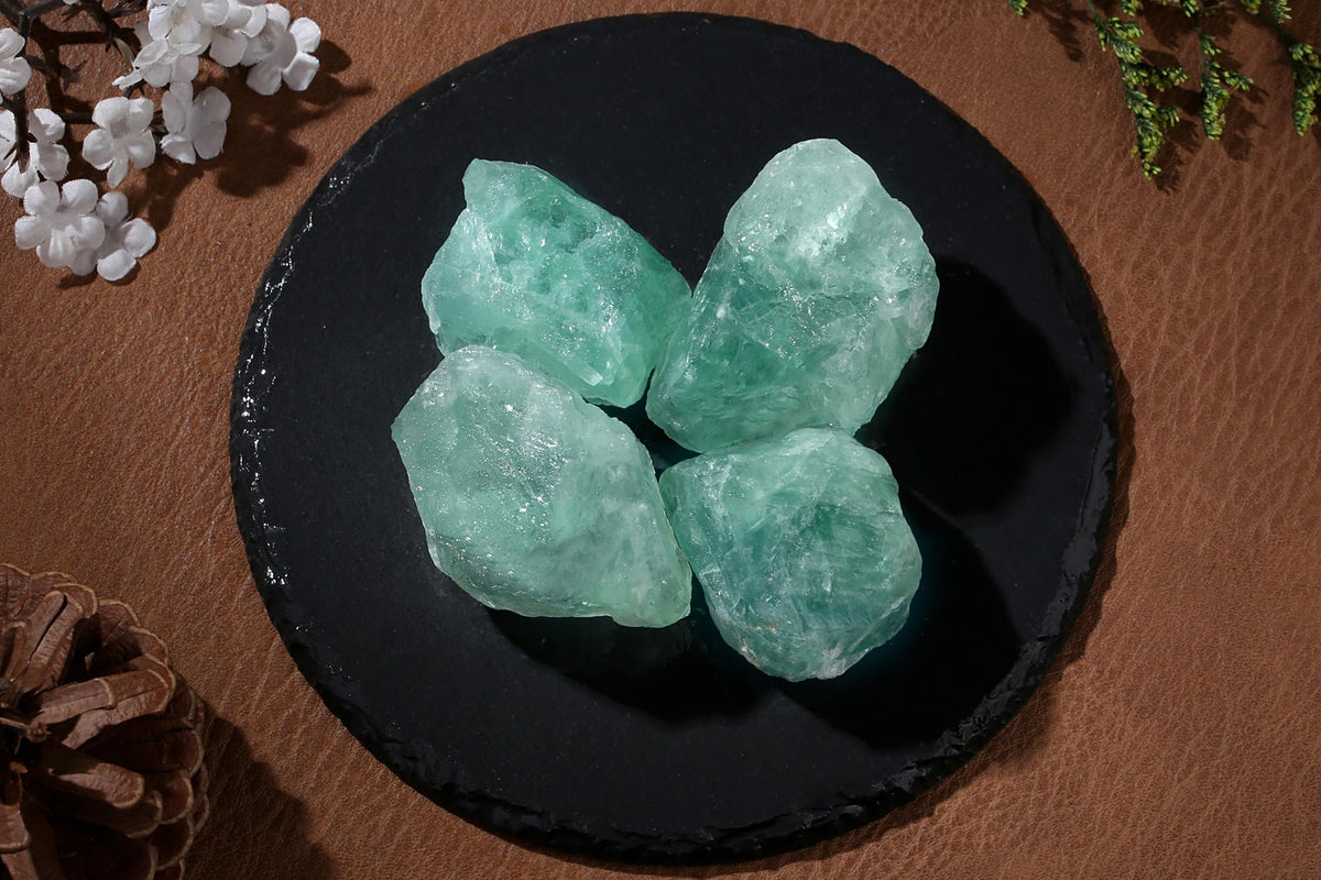 QINJIEJIE 2PCS Green Fluorite 1.8-2.2'' Natural Rough Crystal Rocks Bulk Large Crystal Stones for Tumbling Cabbing Polishing Fountain Rocks DIY Decoration Handmade Gifts