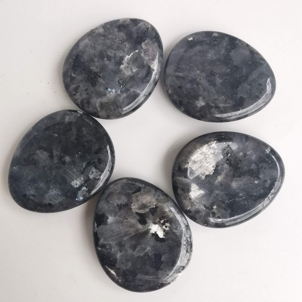 Loveliome White Howlite Turquoise and Black LabradoriteThumb Worry Stone, Stress Relax Healing Reiki Crystal Pocket Palm Stones,Pack of 2