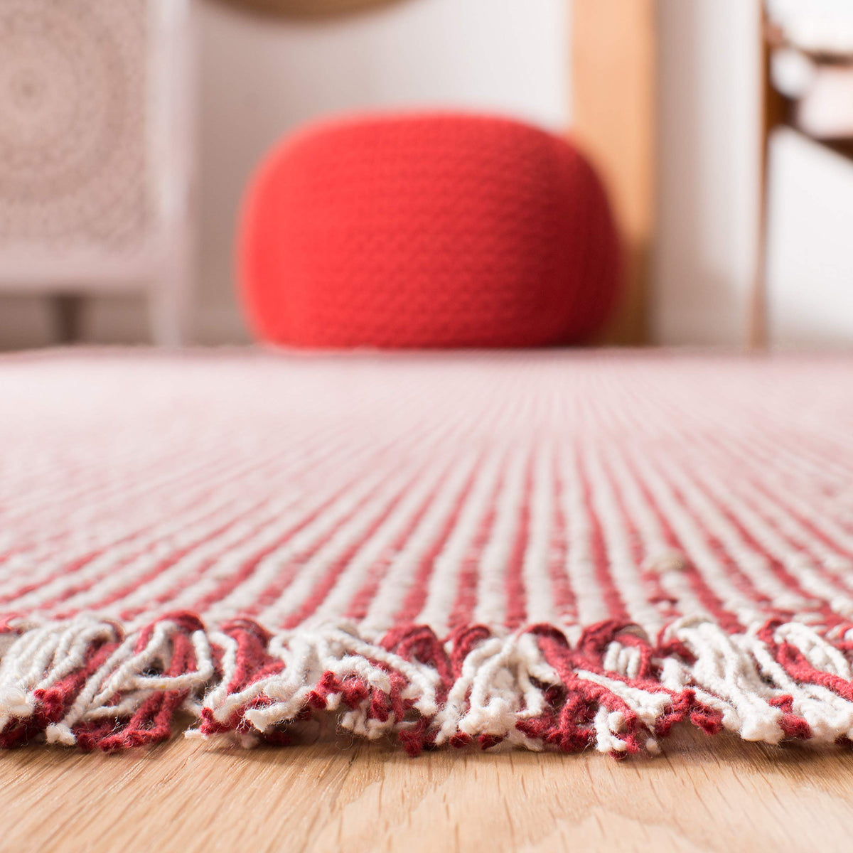 SAFAVIEH Montauk Collection Area Rug - 9' x 12', Ivory & Red, Handmade Flat Weave Boho Farmhouse Cotton Tassel Fringe, Ideal for High Traffic Areas in Living Room, Bedroom (MTK340C)