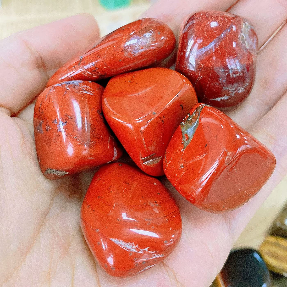 QINJIEJIE 0.9 LBS Red Jasper Polished Stones Tumbled Crystals Bulk Gemstones 0.6-1" Irregular Quartz Stone Rocks Natural Reiki Healing Crystal for Plants Vase Filler Home Decor Meditation Gifts