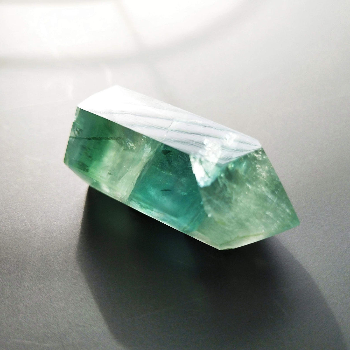 Green Fluorite Healing Crystal Wand, Pointed & Faceted for Reiki Chakra Meditation Therapy Decor, 1-pcs S size, Fluorite crystal
