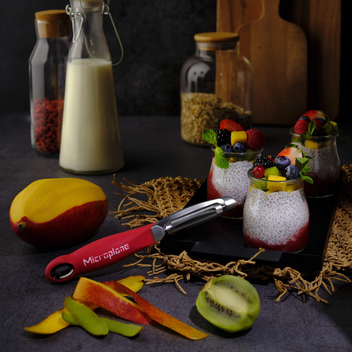 Microplane Professional Serrated Swivel Peeler for Tomato and Kiwi, for Right and Left Hand Use