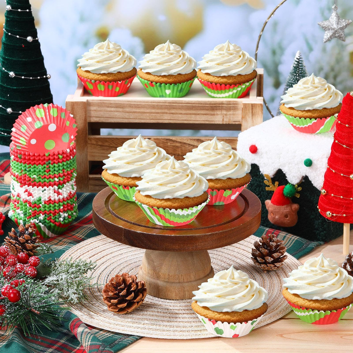 Vesici 600 Pcs Christmas Cupcake Liners Red Green Candy Pattern Christmas Baking Supplies Muffin Cupcake Wrappers for Xmas Holiday Birthday Party Cake Candy Chocolate Decorations Supplies