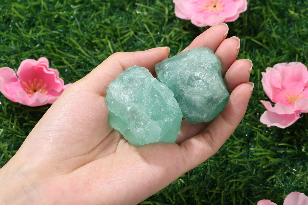 QINJIEJIE 2PCS Green Fluorite 1.8-2.2'' Natural Rough Crystal Rocks Bulk Large Crystal Stones for Tumbling Cabbing Polishing Fountain Rocks DIY Decoration Handmade Gifts