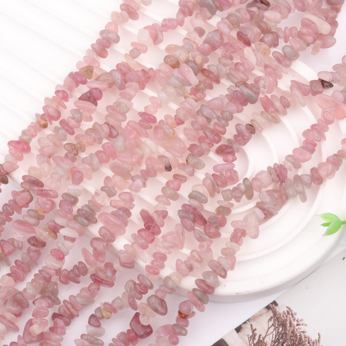 200pcs Natural Irregular Chip Stone Beads 5-8mm Pre-Drilled 30-inch Strand Semi-Precious Healing Crystal Beads for DIY Jewelry Making Bracelet Chakra Crafts Madagascar Rose Quartz