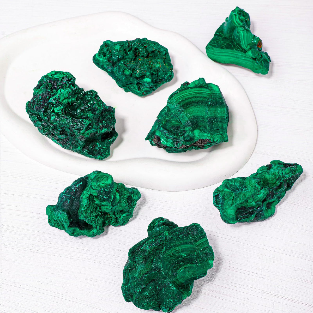 Apengshi Natural Malachite Crystal Stone 0.05-0.11lb Raw Malachite Stone Irregular Rough Malachite Mineral Specimen Original Shape Healing Crystal Gem Worry Relief Stress with Gift Box