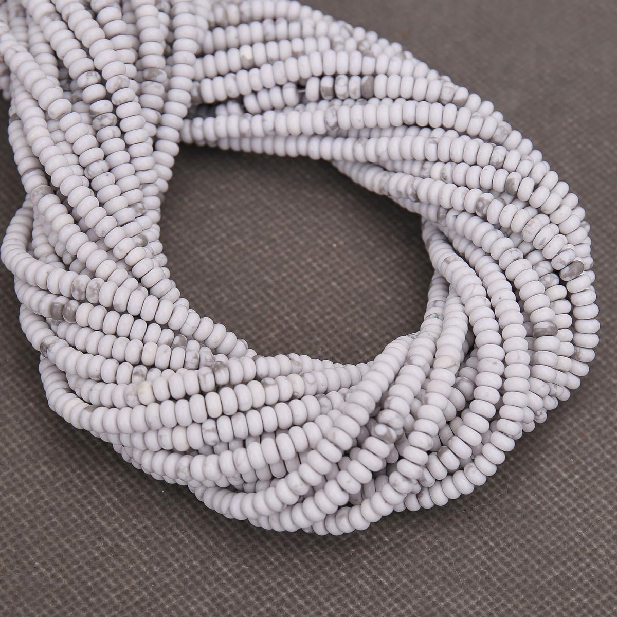 BONNY BOXX 1 Strand (150PCs) Natural 2 * 4mm Howlite Rondelle Beads, Natural Abacus Disk Stone Beads Loose Spacer Gemstone for DIY Bracelet Necklace Jewelry Making