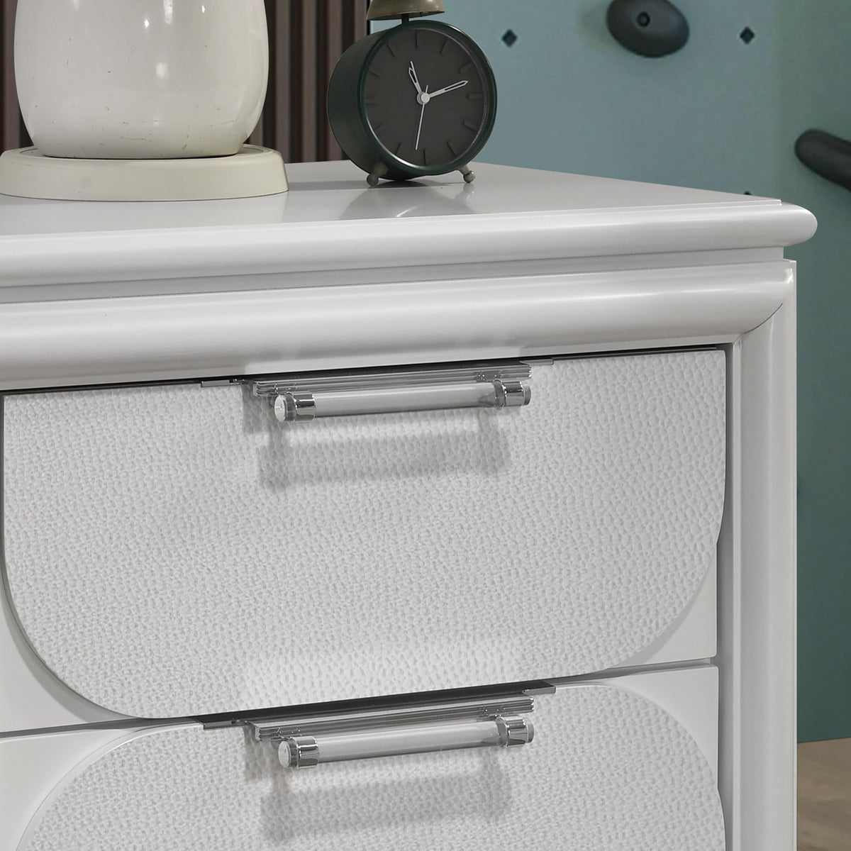 Furniture of America Leila Modern Solid Wood 22.5-inch 2-Drawer Nightstand with Embossed Panels, Metal Glide and Acrylic Handles, Easy Assembly Required for Bedroom, Guest Room, Pearl White