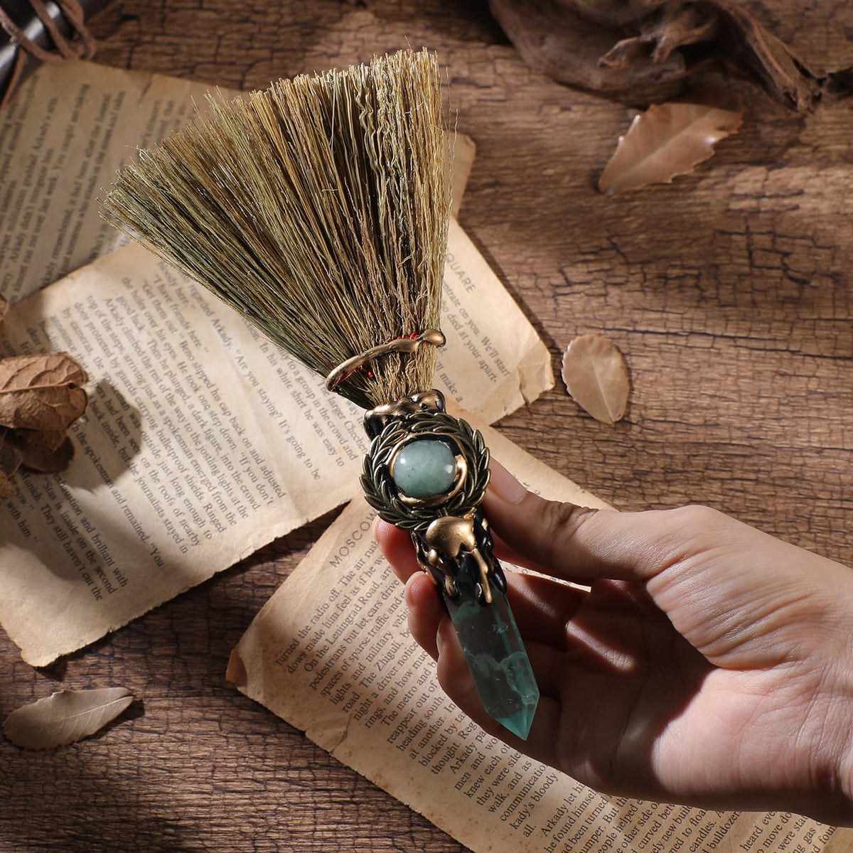 RENEMEGO Witch Broom Green Crystal - Witch Wiccan Altar Broom Witchcraft Witches Pagan Altar Decor Natural Reiki Energy Wand Stone Ritual Magic Ceremonial for Meditation Therapy Halloween Decorations