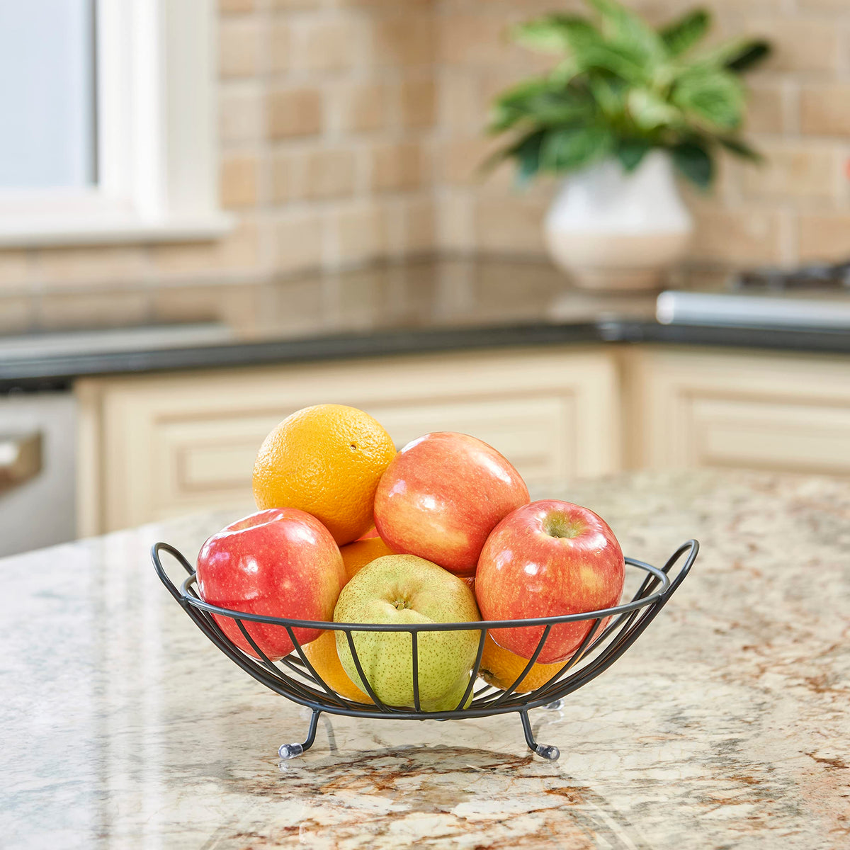 Spectrum Yumi Arched Fruit Bowl for Dining Room Table Kitchen Counter Fruit Organizer, Black Wire Fruit Basket Stand for Fresh Produce Vegetables and Bread, Sturdy Steel Open Design Home Decor
