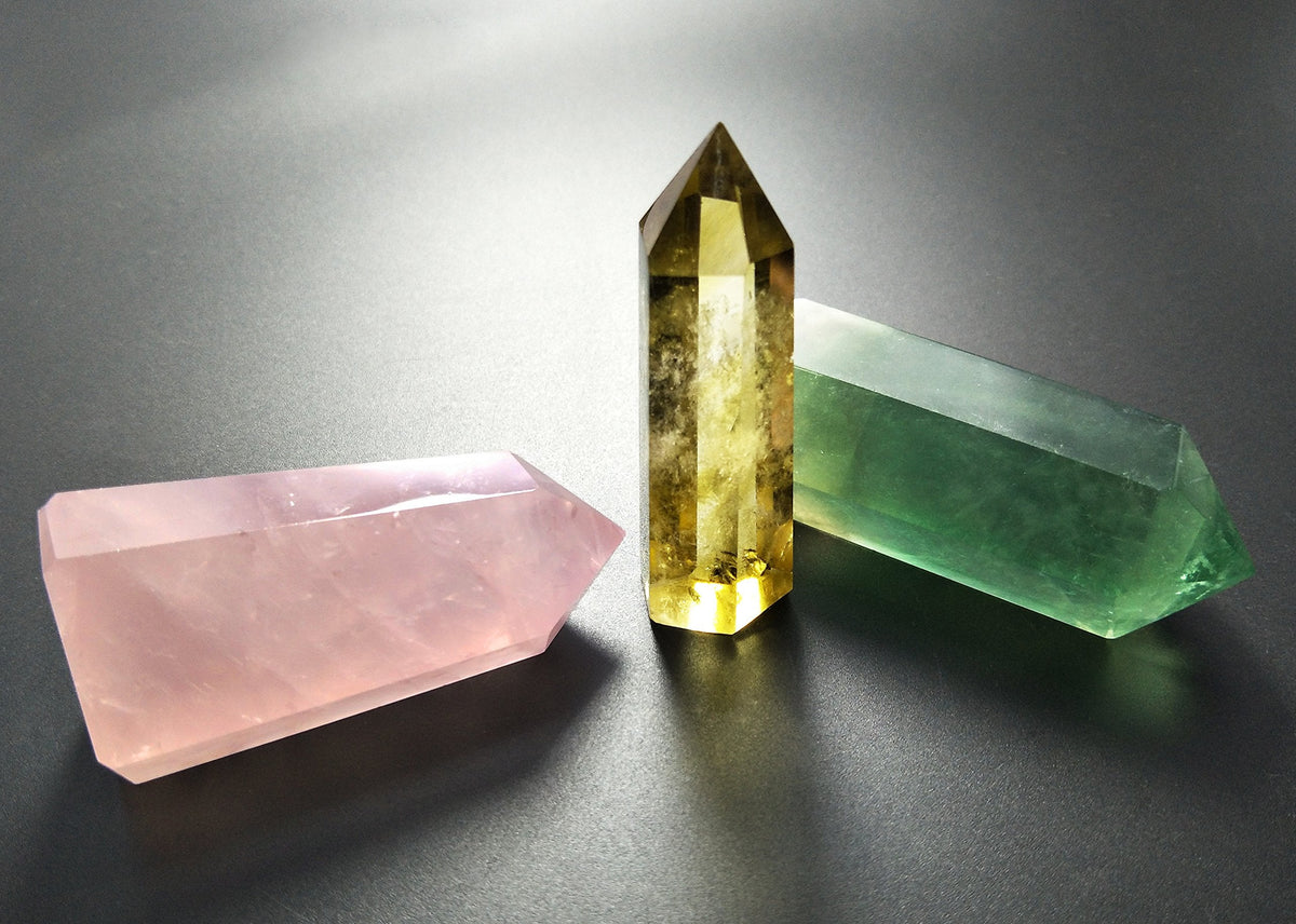 Set of 3 Natural Crystal Wands – Rose Quartz, Citrine (Yellow Quartz) & Fluorite, Faceted & Pointed Energy Wands for Reiki, Chakra Meditation, Crystal Healing, Crystal Decor & Home Décor