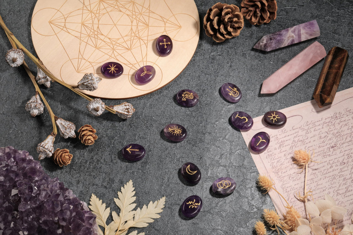 CrystalTears Amethyst Crystal Witches Rune Stones Healing Crystals Gemstone Engraved with Reiki Rune Symbol Natural Amethyst Stones Set for Witchcraft Reiki Healing Divination Meditation