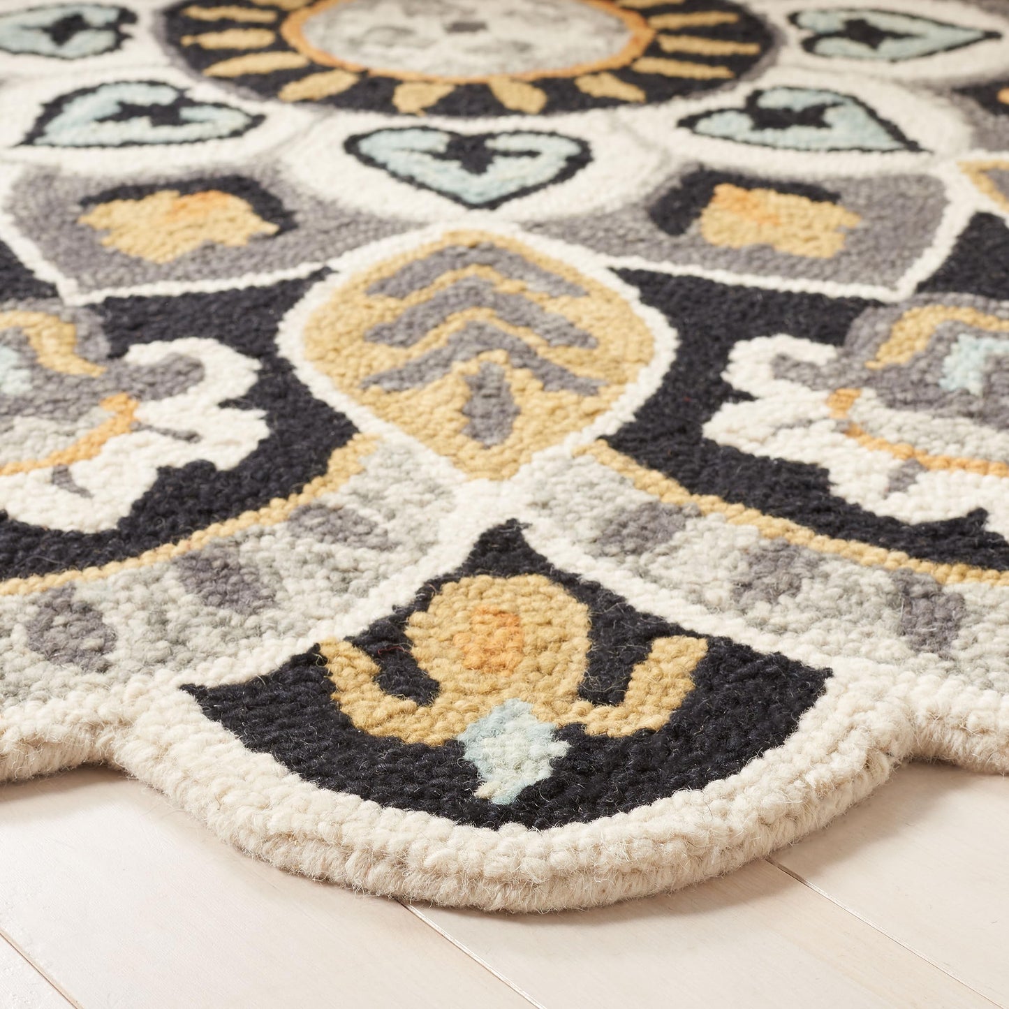 SAFAVIEH Novelty Collection Area Rug - 8' Round, Ivory & Black, Handmade Boho Floral Rustic Country Wool, Ideal for The Living Room, Dining Room, Bedroom (NOV604Z-8R)